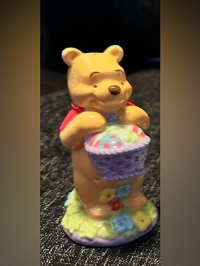Disney Easter Winnie The Pooh And Rabbit Easter Salt & Pepper shakers